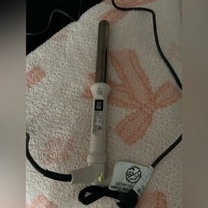 L’ANGE light pink curling wand.